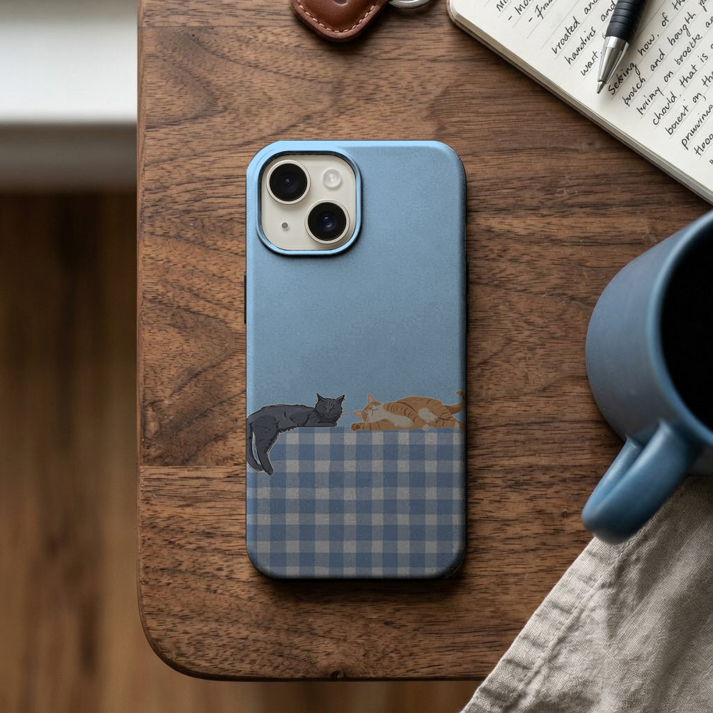 Mavi Ekose Üzerinde İki Kedi Telefon Kılıfı K728 mockup 2
