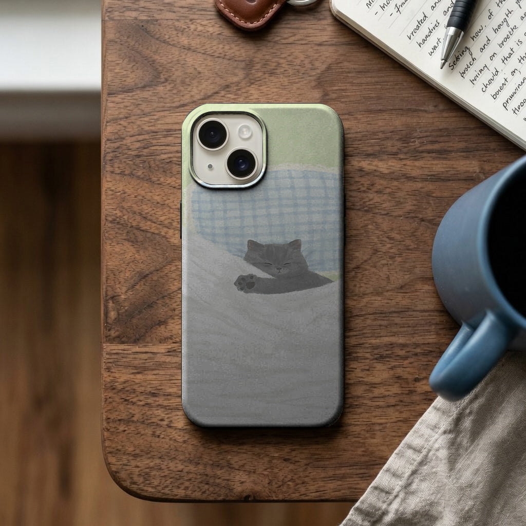 Yatakta Uyuyan Gri Kedi Telefon Kılıfı K874 mockup 2