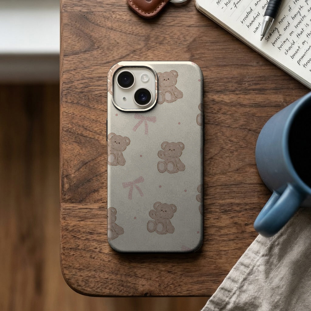 Krem Zemin Oyuncak Ayı ve Fiyonk Desenli Telefon Kılıfı K1129 mockup 2