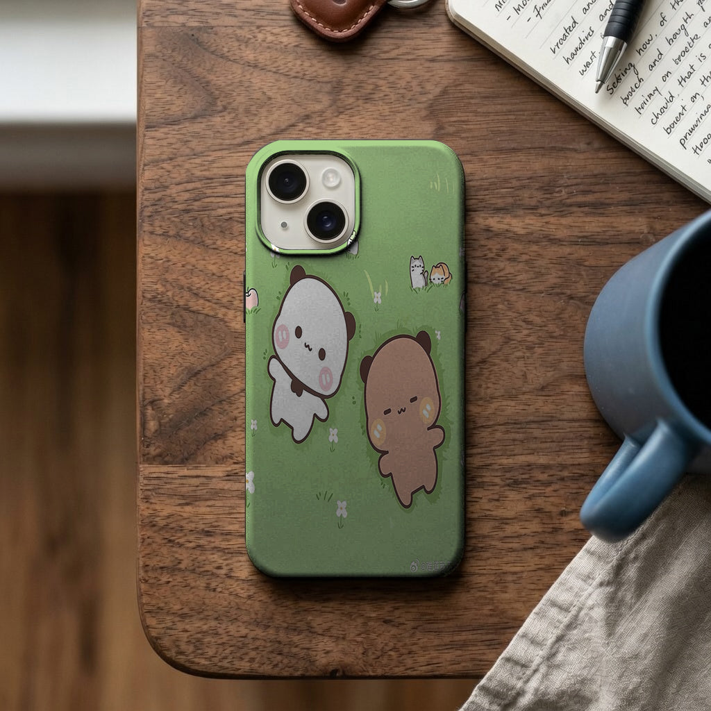 Yeşil Çimlerde Sevimli Panda ve Ayıcık Telefon Kılıfı K1123 mockup 2